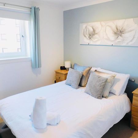 Beautiful 3 Bedroom Apt, Mins From Glasgow Airport, M8 & Sec Πέισλι Εξωτερικό φωτογραφία