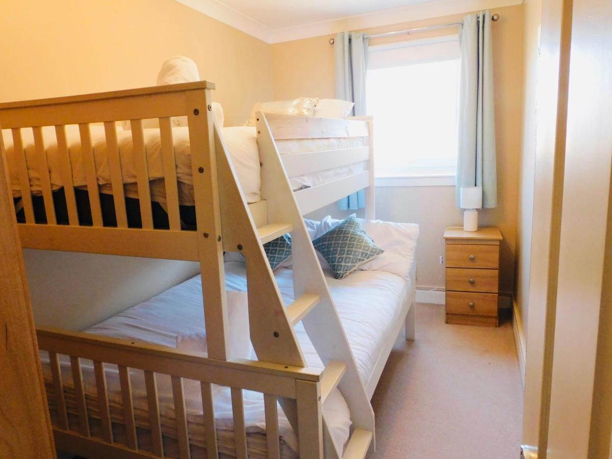Beautiful 3 Bedroom Apt, Mins From Glasgow Airport, M8 & Sec Πέισλι Εξωτερικό φωτογραφία