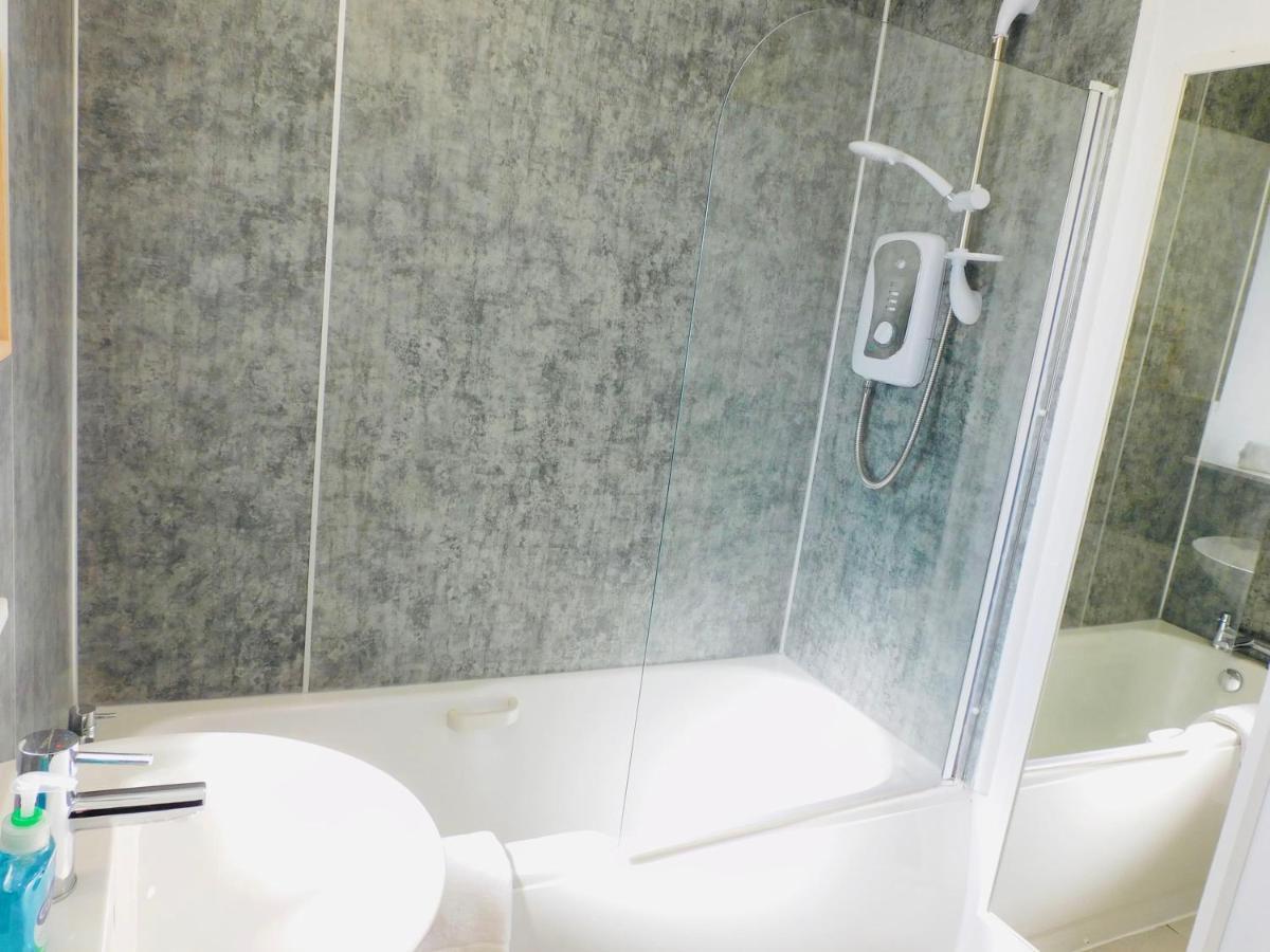 Beautiful 3 Bedroom Apt, Mins From Glasgow Airport, M8 & Sec Πέισλι Εξωτερικό φωτογραφία