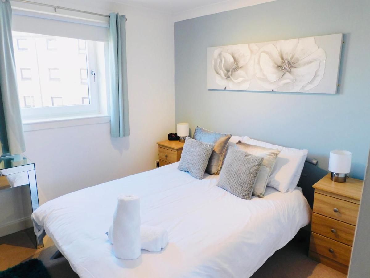 Beautiful 3 Bedroom Apt, Mins From Glasgow Airport, M8 & Sec Πέισλι Εξωτερικό φωτογραφία