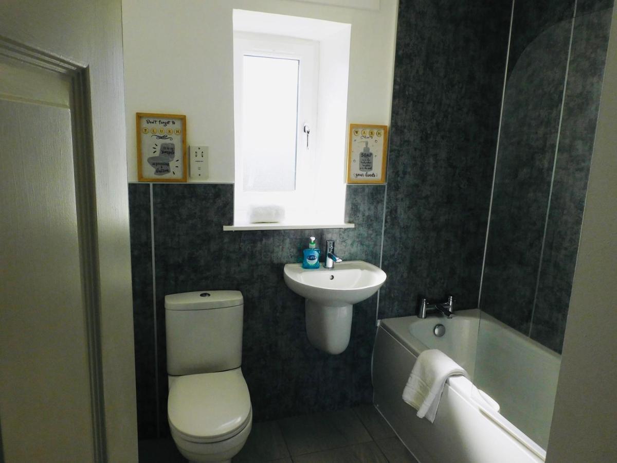 Beautiful 3 Bedroom Apt, Mins From Glasgow Airport, M8 & Sec Πέισλι Εξωτερικό φωτογραφία
